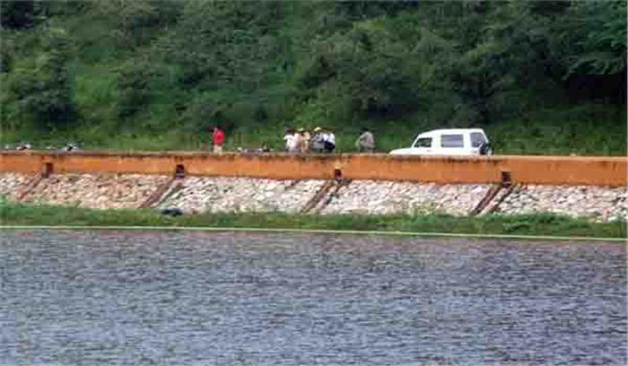 नहर में कूदे वृद्ध को 2 युवकों ने बचाया