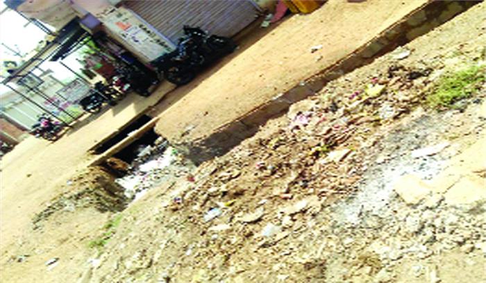 स्वच्छता अभियान को मुंह चिढ़ा रही नलियों की बदबू