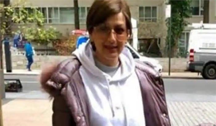 सोनाली बेंद्रे कैंसर की जंग जीतकर मुंबई लौटी