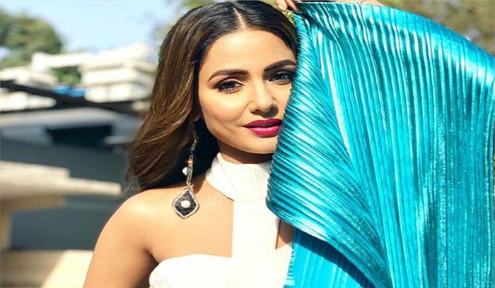 कांस जाने से पहले हिना खान ने दिया एफिल टॉवर के साथ पोज