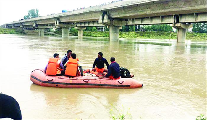 घाटी में उफान पर नदियां, तीन की मौत
