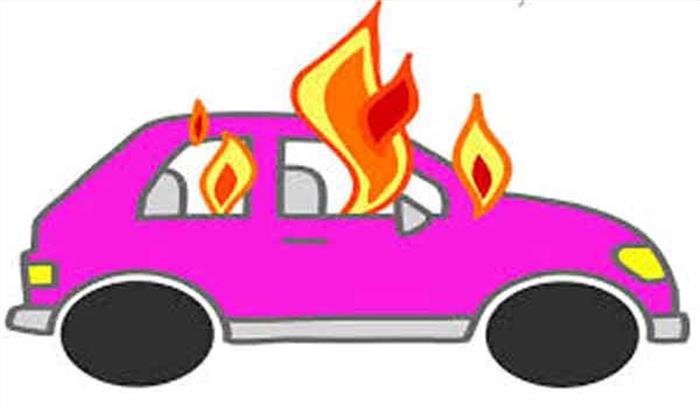 राजधानी की सड़क पर कार में अचानक लगी आग