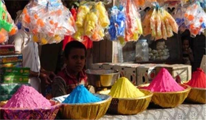 बिहार में गांवों के हाट बाजारों में रंग और गुलाल की दुकानें सजी