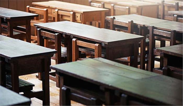 बच्चों के भविष्य को लेकर अभिभावक चिंतित