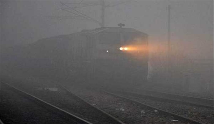 दिल्ली में सर्द भरी सुबह, 16 रेलगाड़ियां हुई रद्द