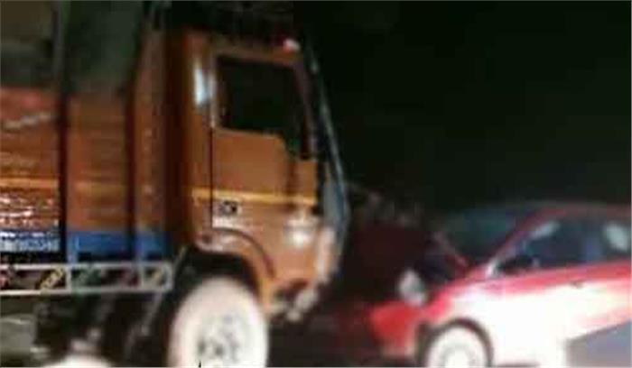 कार-ट्रक की टक्कर से 5 लोगों की मौत, 3 घायल कार-ट्रक की टक्कर से 5 लोगों की मौत, 3 घायल