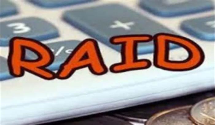 कार विक्रेता के शोरूम सहित 6 स्थानों पर वाणिज्य विभाग का छापा