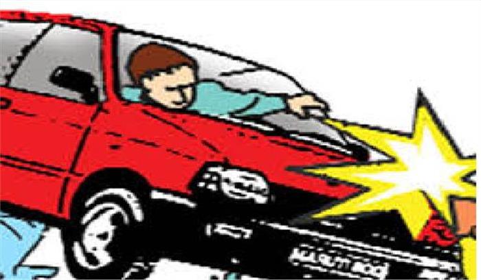 मऊ: सड़क दुर्घटना में कार सवार की मौत, 2 घायल