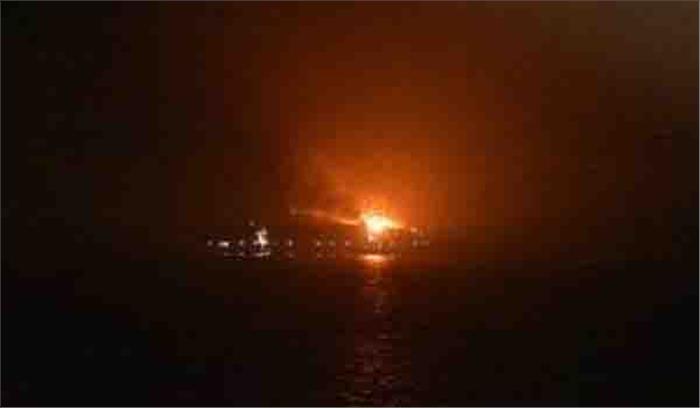 मालवाहक जहाज के जलने से पर्यावरण त्रासदी का खतरा, 3 नाविकों की हालत नाजुक