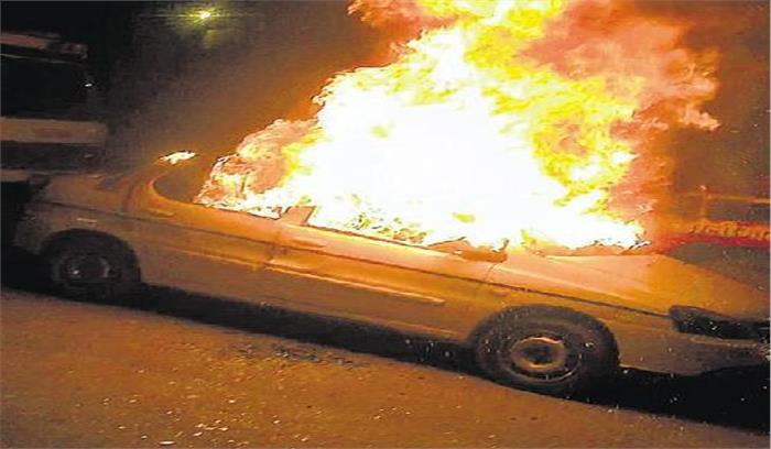 कार में 3 लोग जिंदा खाक