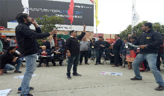 नुक्कड़ नाटक कर यातायात नियमों का पढ़ाया पाठ