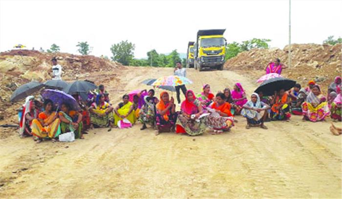 सीमेंट फैक्ट्री व माइंस के खिलाफ महिलाओं का आंदोलन शुरू