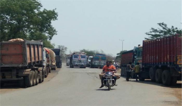 सड़क किनारें खड़ी ट्रकों से बढ़ रही दुर्घटनाएं सड़क किनारें खड़ी ट्रकों से बढ़ रही दुर्घटनाएं