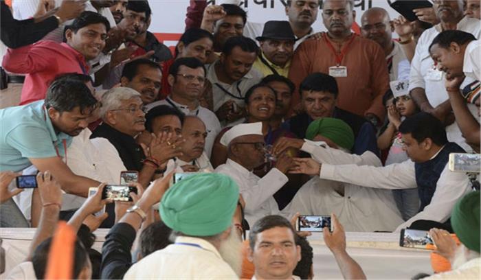 केंद्र के आश्वासन पर अन्ना ने 7वें दिन अनशन तोड़ा