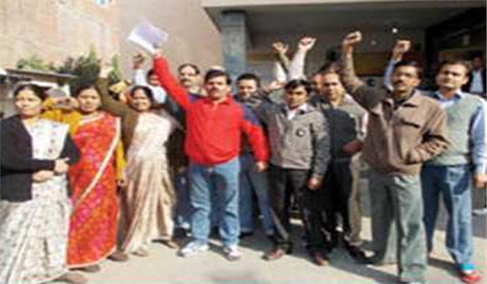 केंद्र की नीतियों के विरुद्ध बीमाकर्मियों ने किया प्रदर्शन