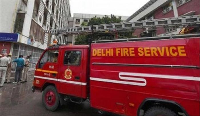 दिल्ली : बिक्री कर इमारत में आग, दमकल ने किया काबू दिल्ली : बिक्री कर इमारत में आग, दमकल ने किया काबू