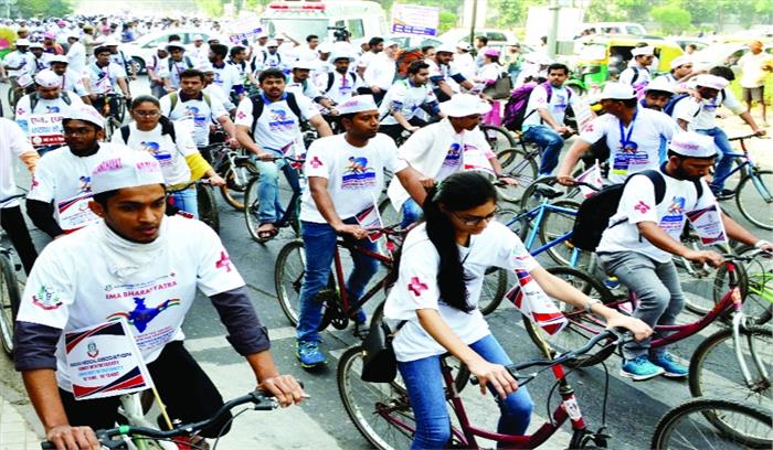 एनएमसी के विरोध में जुटे डॉक्टर