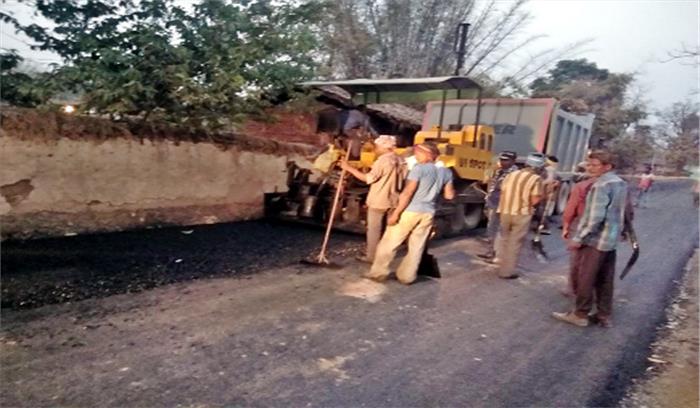 रात के अंधेरे में किया जा रहा सड़क निर्माण रात के अंधेरे में किया जा रहा सड़क निर्माण