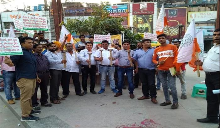 ऑनलाइन दवा बिक्री के विरोध में हड़ताल के चलते 20 हजार दवा दुकानें रहीं बंद ऑनलाइन दवा बिक्री के विरोध में हड़ताल के चलते 20 हजार दवा दुकानें रहीं बंद