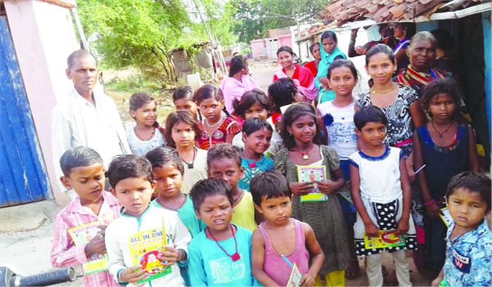 जरुरतमंद बच्चों को पाठ्य सामग्री वितरित