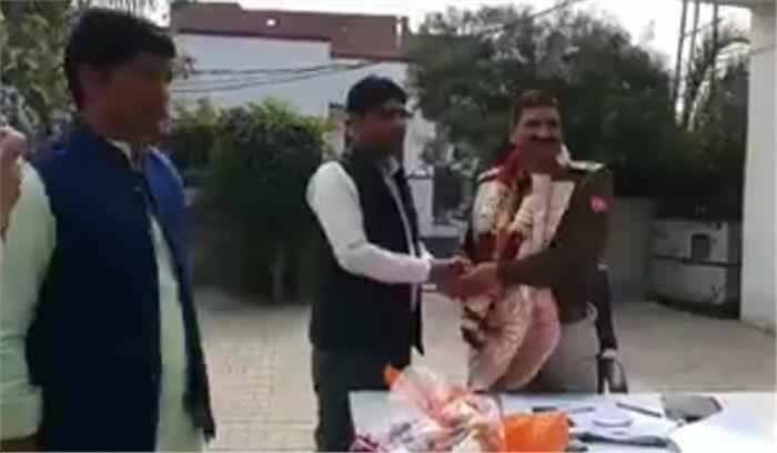 लोनी के नए थाना प्रभारी को नेताओं ने पहनाई नोटों की माला