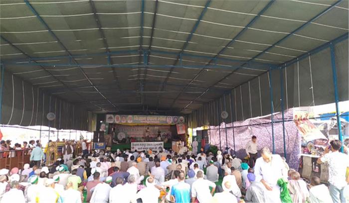 चुनौती का सामना करने को तैयार किसान, गर्मी की तपिश से बचने के लिए तैयार हुआ टेंट