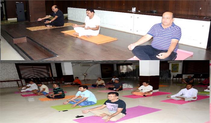 चेम्बर भवन में योगा की क्लास