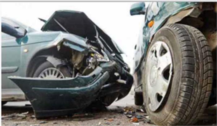 ट्रक और कार के बीच टक्कर, 4 लोगों की मौत 