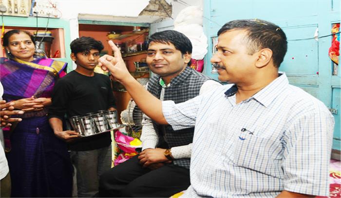 चंदा और वोट मांगने सड़क पर आई आप