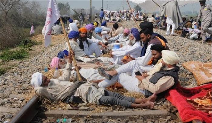 पूर्ण कर्जमाफी को लेकर पंजाब में किसानों का आंदोलन जारी, ट्रेनें रद्द