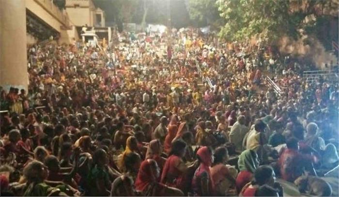 वाराणसी के गंगा घाटों पर चंद्रग्रहण के बाद आस्था की डुबकी लगाने उमड़े श्रद्धालु