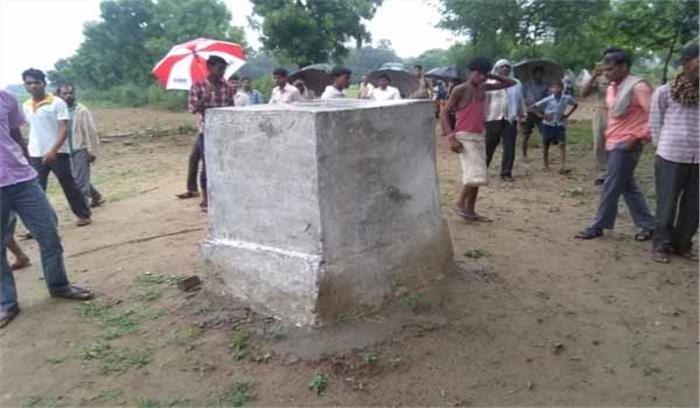 अराजक तत्वों ने खंडित की महात्मा बुद्ध की प्रतिमा, ग्रामीणों में आक्रोश अराजक तत्वों ने खंडित की महात्मा बुद्ध की प्रतिमा, ग्रामीणों में आक्रोश