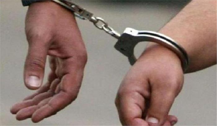 ऑटो रिक्शा से देशी शराब बरामद, दो गिरफ्तार