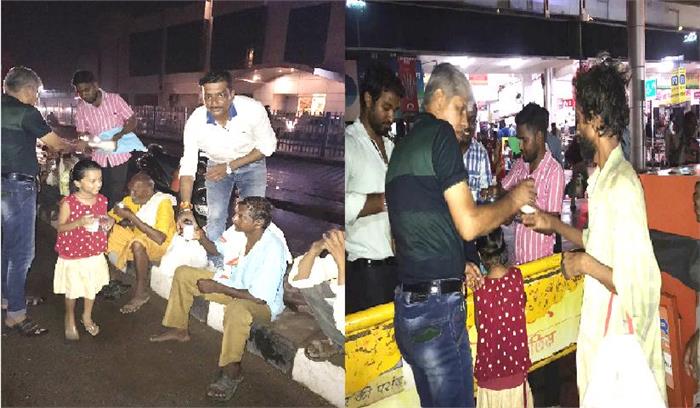 स्टेशन परिसर में दूध वितरण