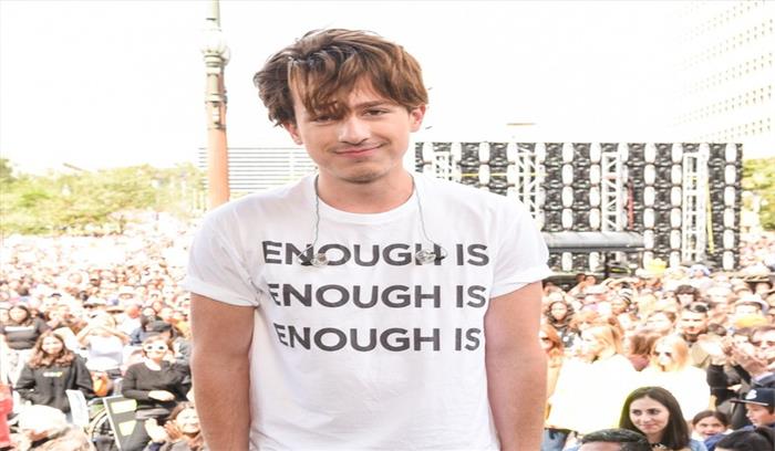 चार्ली पुथ ने जेम्स टेलर के साथ मिलकर गोलीकांड का शिकार हुए छात्रों को समर्पित किया गीत