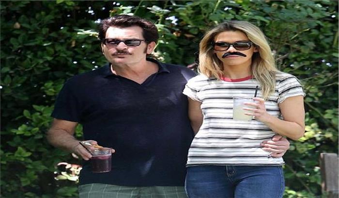 मूंछों में नजर चार्ली आए शीन और उनकी प्रेमिका जुलिया स्टैंबलर