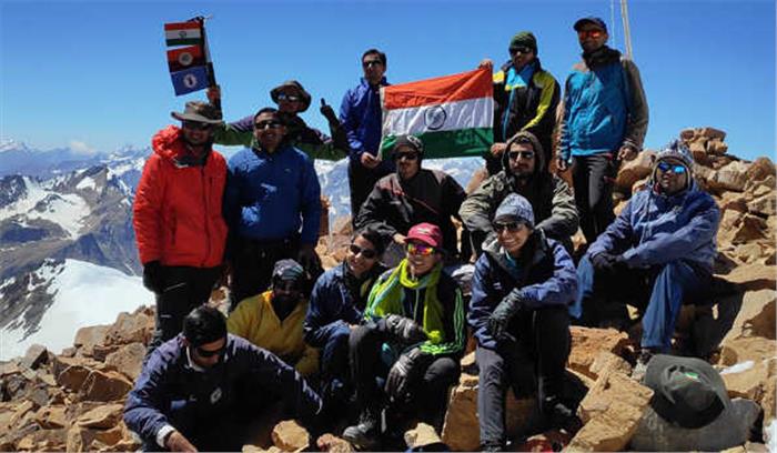 एचएयू के पर्वतारोही दल ने माउंट यूनम पर लहराया तिरंगा