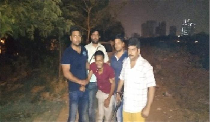 वाहन चेकिंग के दौरान बदमाश और पुलिस के बीच मुठभेड़