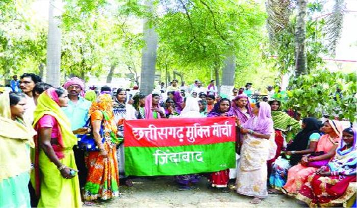 मृत श्रमिकों के परिजनों को मुआवजा देने की मांग