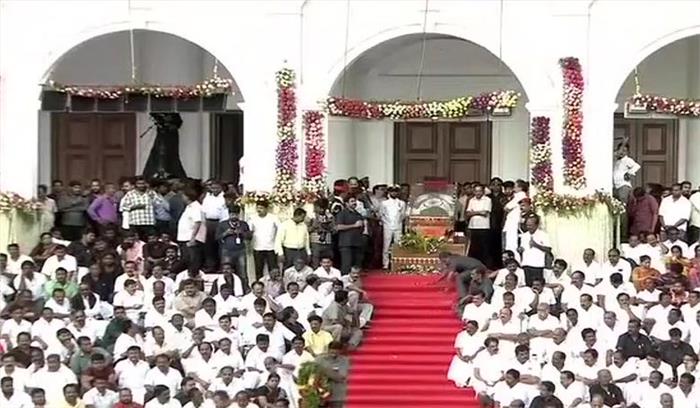 राजाजी हॉल में नेता,अभिनेताओं औऱ उद्योगपतियों ने दी करुणानिधि को अंतिम श्रद्धांजलि