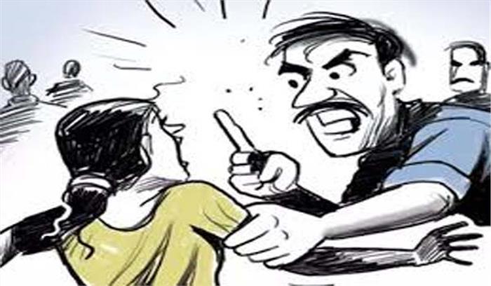 तमिलनाडु में व्यक्ति की 2 पत्नियों ने सरेआम पीटा कर दी