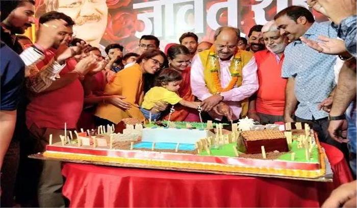 छग : मंत्री बृजमोहन ने काटा 28 वर्षो की उपलब्धि का केक