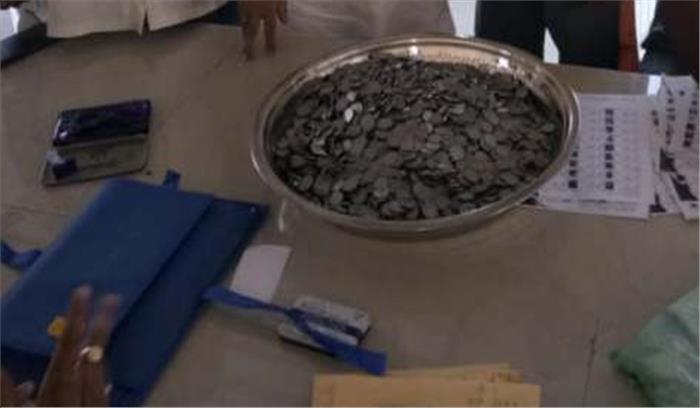 छग चुनाव : थाली में सिक्के लेकर नामांकन फार्म लेने पहुंचा उम्मीदवार