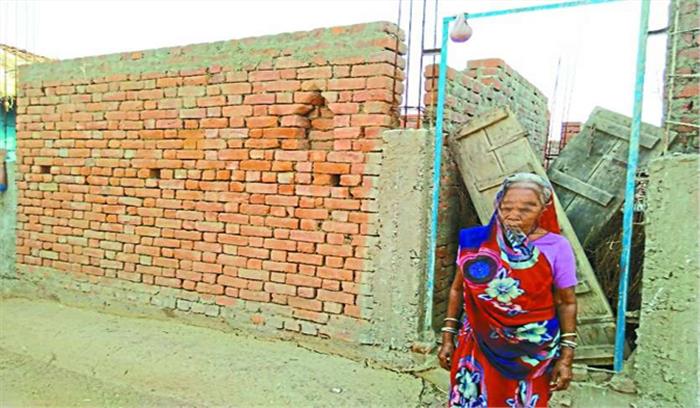 छग : प्रधानमंत्री आवास योजना के 3 लाख मकान अधूरे