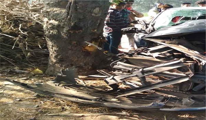 मध्यप्रदेश : पेड़ से टकराई कार, महिला प्रोफेसर की मौके पर मौत तीन घायल