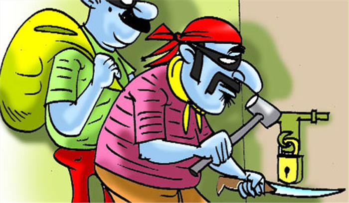 सूने घर में चोरों ने किया हाथ साफ