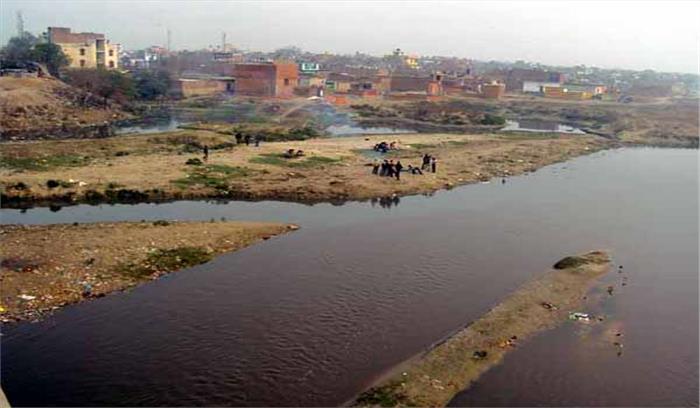 हिंडन नदी के घाटों को सजाया गया