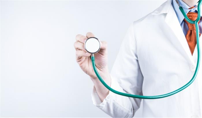 छत्तीसगढ़: झाड़फूंक से बचाने के लिए डॉक्टर गांव में जाकर कर रहे इलाज