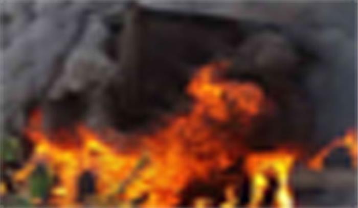 नक्सलियों ने सड़क निर्माण में लगे वाहन जलाए