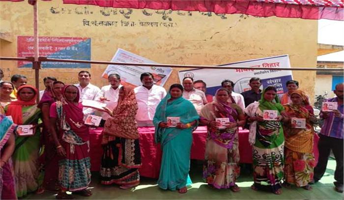 बदनारा में मोबाईल फोन वितरित